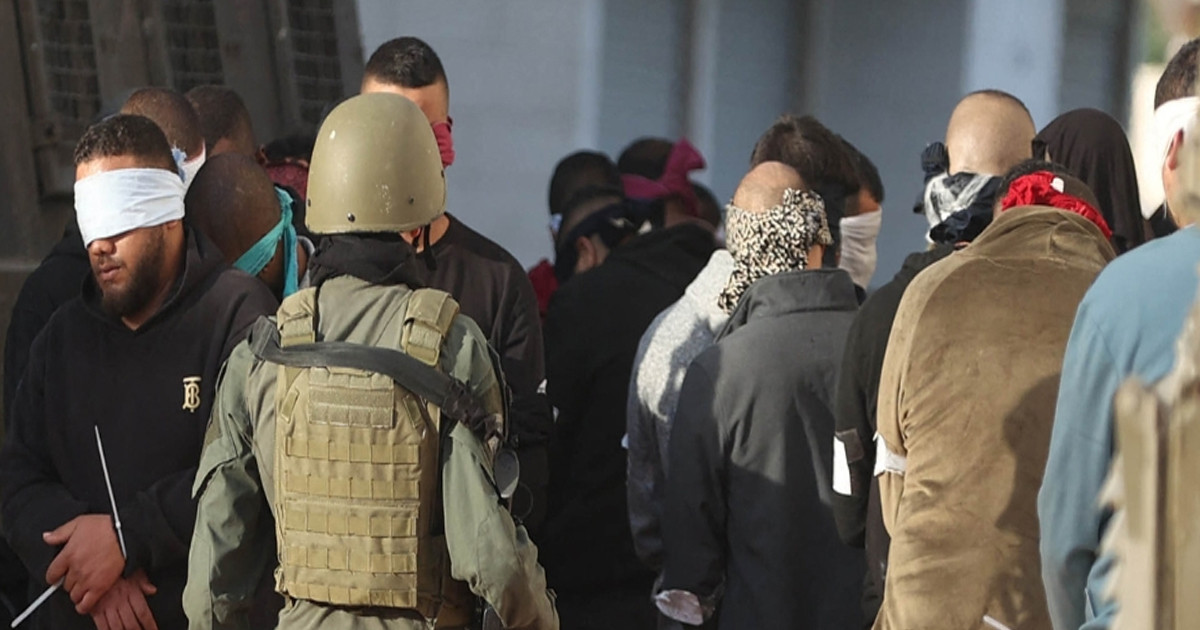 ইরানের হামলায় ধ্বংসস্তুপের চিত্র প্রকাশকারীকে ধরে নিয়ে যাচ্ছে ইসরাইলি সেনারা