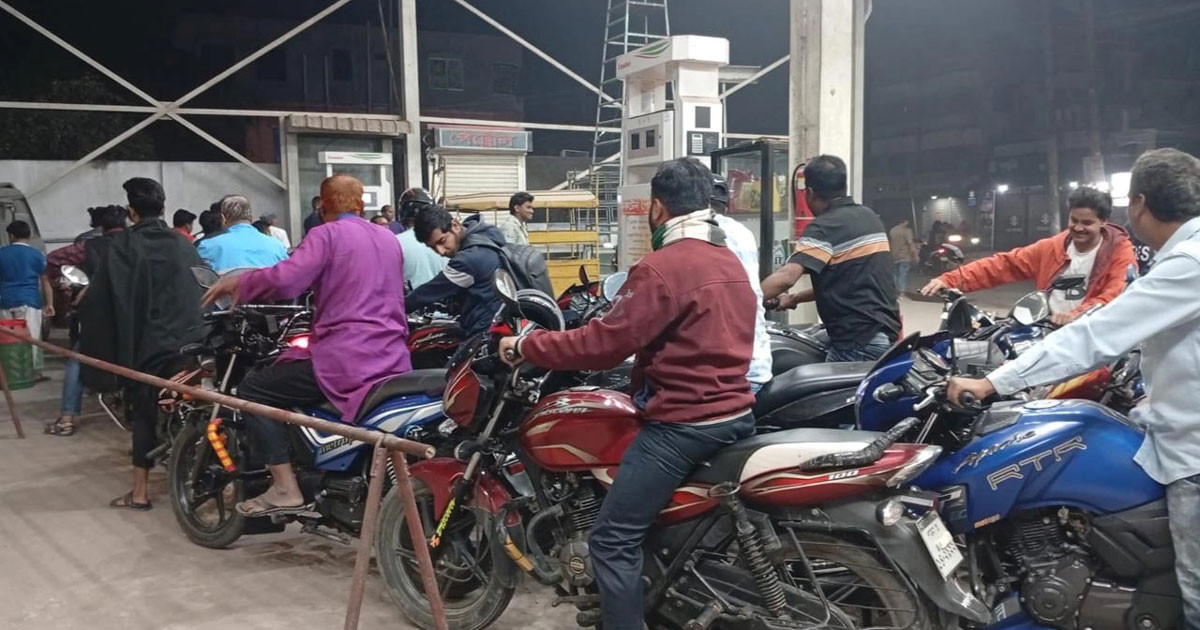 বাড়তি চাহিদায় রাজধানীর পেট্রল পাম্পগুলোতে মাইলের পর মাইল লাইন