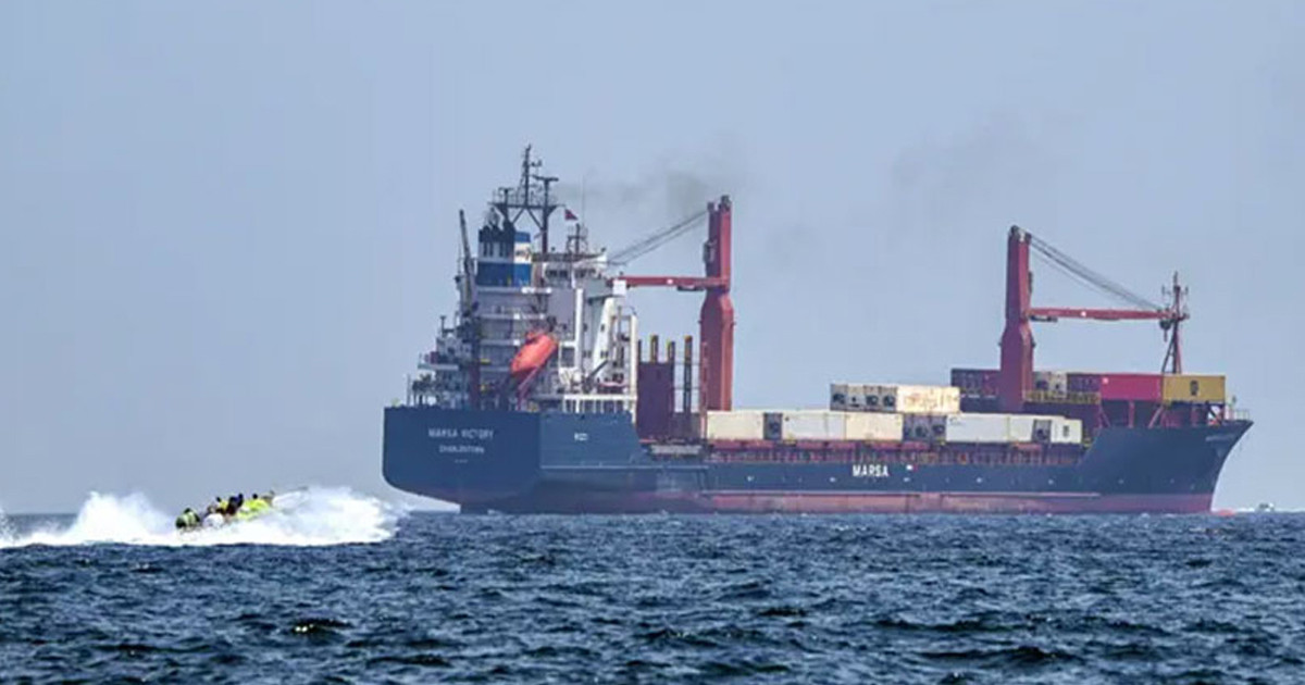 মার্কিন নৌবাহিনী বলছে, হরমুজ প্রণালি দিয়ে জাহাজকে এখন নিরাপত্তা দেওয়া সম্ভব নয়