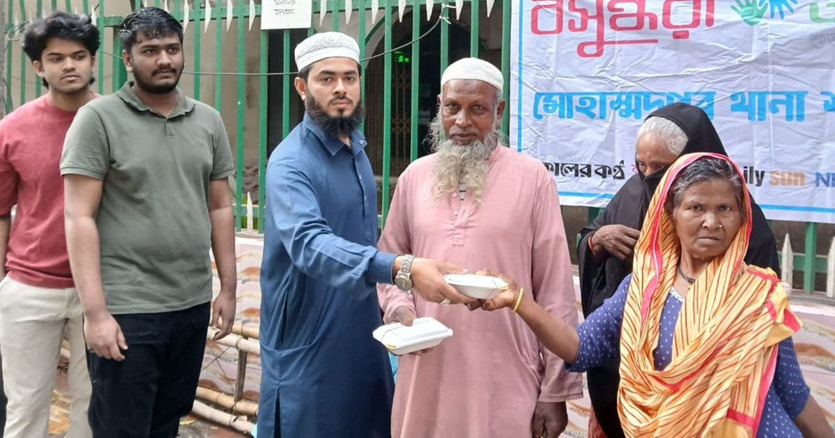 মোহাম্মদপুরে বসুন্ধরা শুভসংঘের উদ্যোগে ছিন্নমূল ও শ্রমজীবীদের মাঝে ইফতার বিতরণ