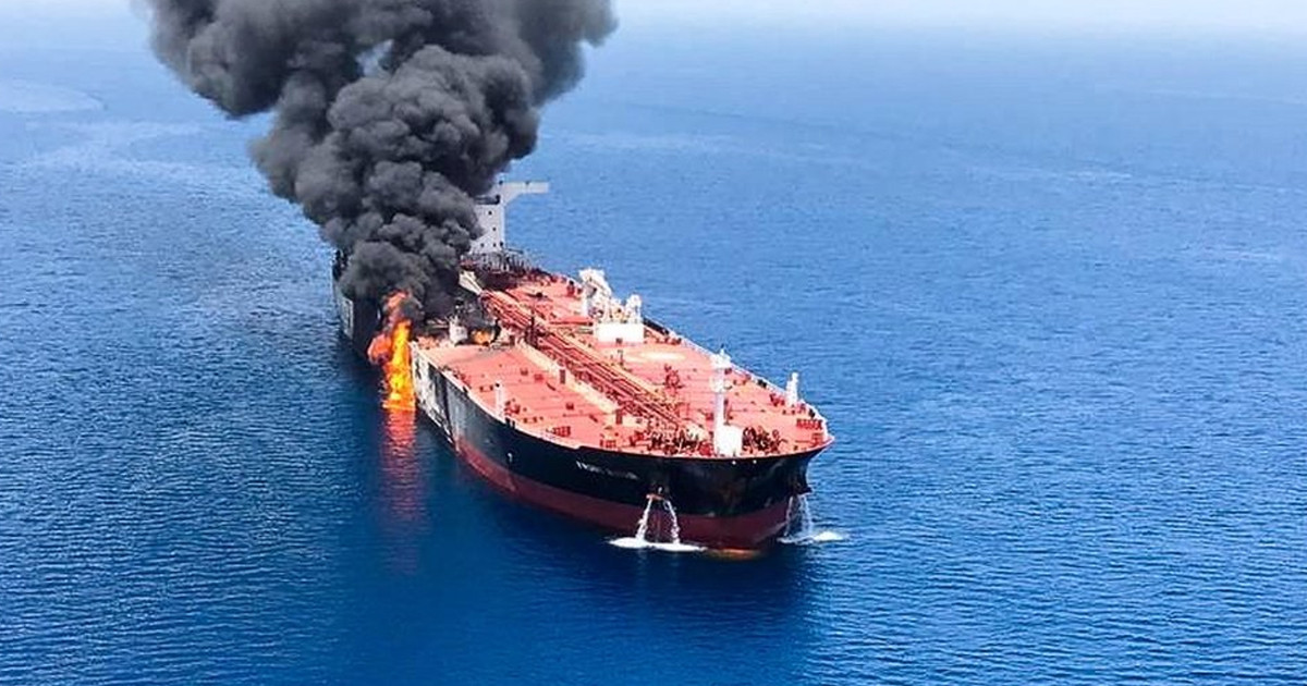 ইরাক সীমান্তে দুই জাহাজ জ্বালিয়ে দিলো ইরান, বন্ধ হলো সব তেল বন্দর