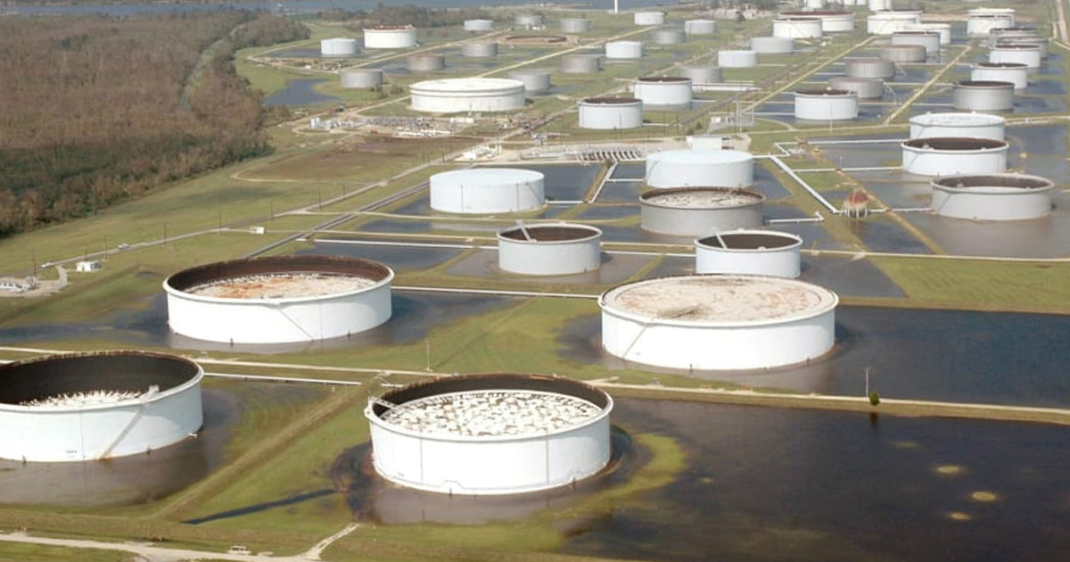 কৌশলগত মজুত থেকে ১৭ কোটি ব্যারেল তেল ছাড়ছে যুক্তরাষ্ট্র