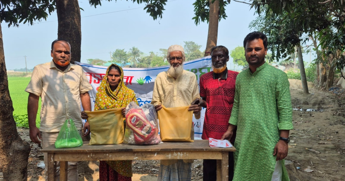 বসুন্ধরা শুভসংঘের ঈদ সামগ্রী পেলেন মুয়াজ্জিন নুর ইসলাম