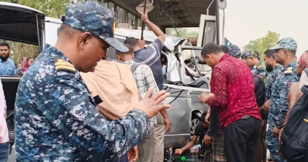 রামপালে বাস-মাইক্রোবাস সংঘর্ষে নিহত ৮