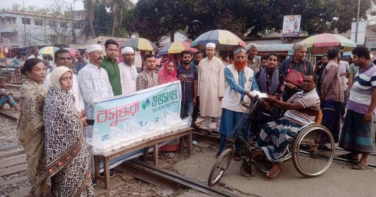 রাজবাড়ীতে বসুন্ধরা শুভসংঘের উদ্যোগে রিকশা শ্রমিক ও অভাবী মানুষের মাঝে ইফতার বিতরণ