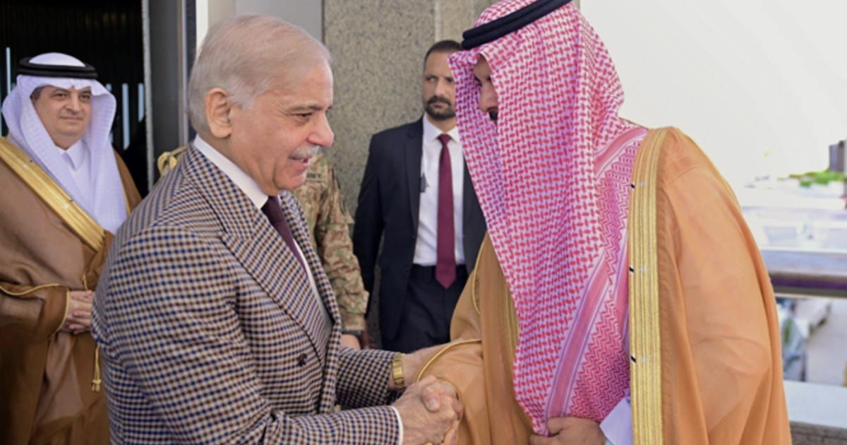 যুদ্ধের মধ্যেই সৌদি গেলেন পাকিস্তানের প্রধানমন্ত্রী