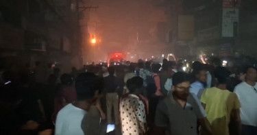 ট্রান্সফরমার বিস্ফোরণে ভবনে ভয়াবহ আগুন