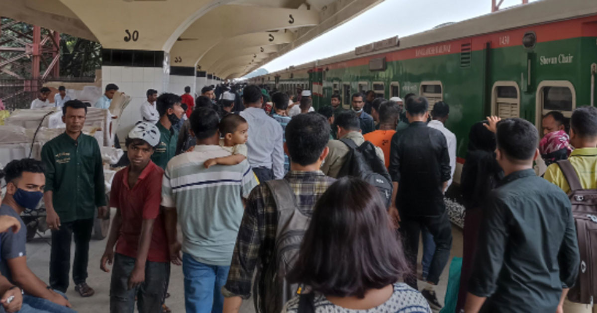 ঈদযাত্রা শুরু: বিশেষ ব্যবস্থায় আজ থেকে চলবে ট্রেন