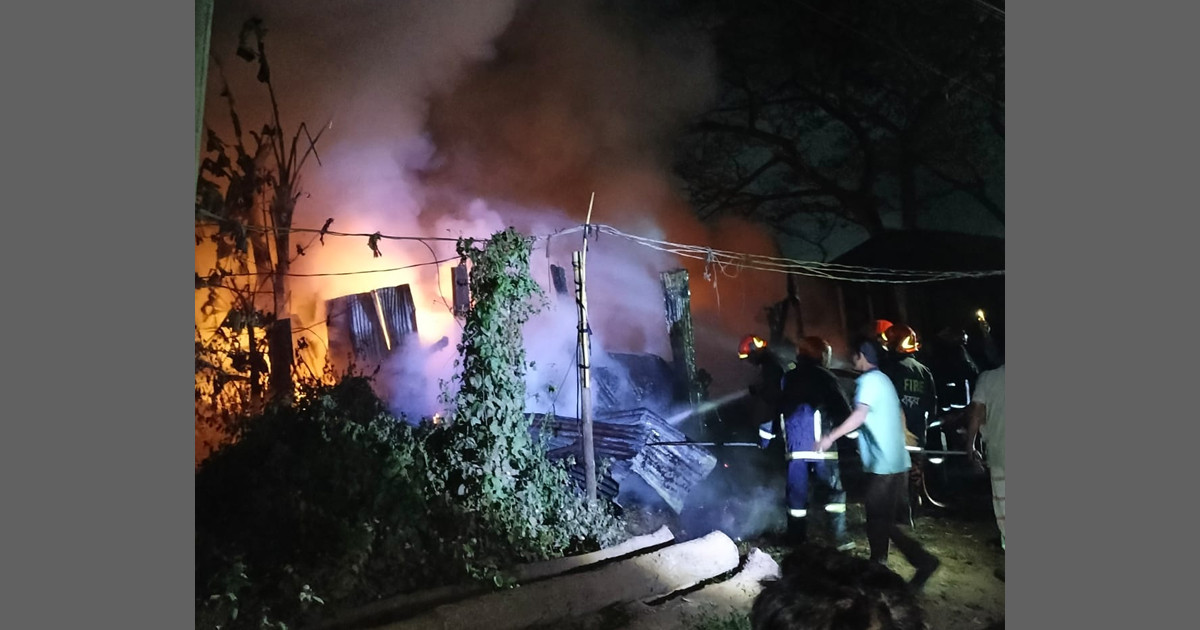 নারায়ণগঞ্জে ঝুটের গোডাউনে আগুন