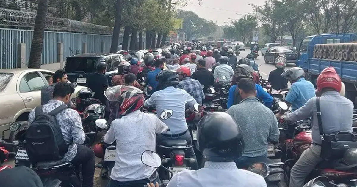 তেলের খোঁজে হন্যে হয়ে ঘুরছেন মানুষ