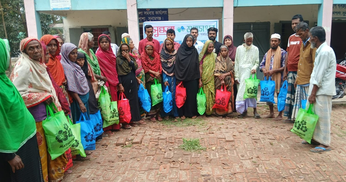 ধর্মপাশায় বসুন্ধরা শুভসংঘের উদ্যোগে অসহায় মানুষের মাঝে ঈদসামগ্রী বিতরণ