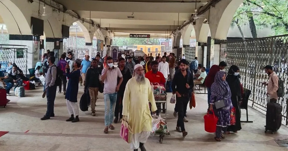 আগেভাগেই ঢাকা ছাড়ার ঢল, উৎসবমুখর কমলাপুর স্টেশন