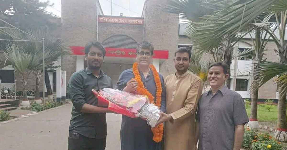 কারামুক্ত সাংবাদিক আনিস আলমগীর