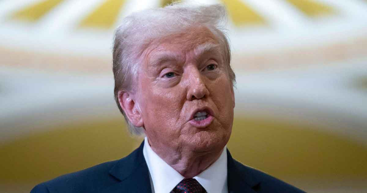 হরমুজ প্রণালী খোলা রাখতে ‘ভয়াবহ বোমা হামলার’ হুমকি ট্রাম্পের