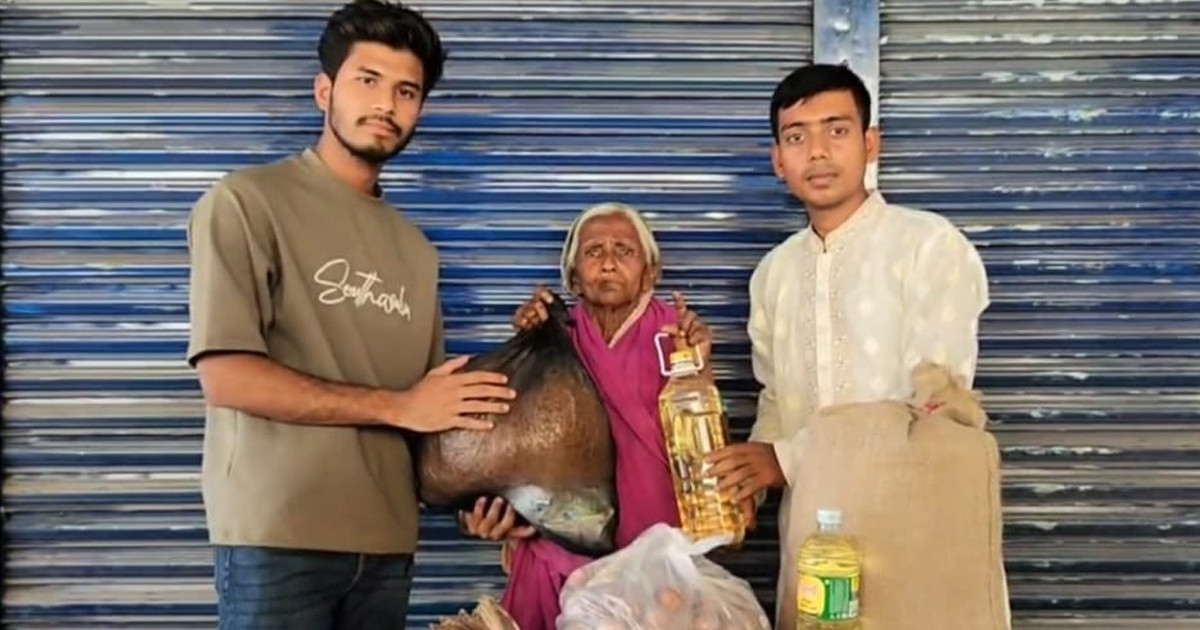 টিসিবির লাইনে কাঁদা বৃদ্ধার পাশে পৌঁছাল প্রধানমন্ত্রীর উপহার