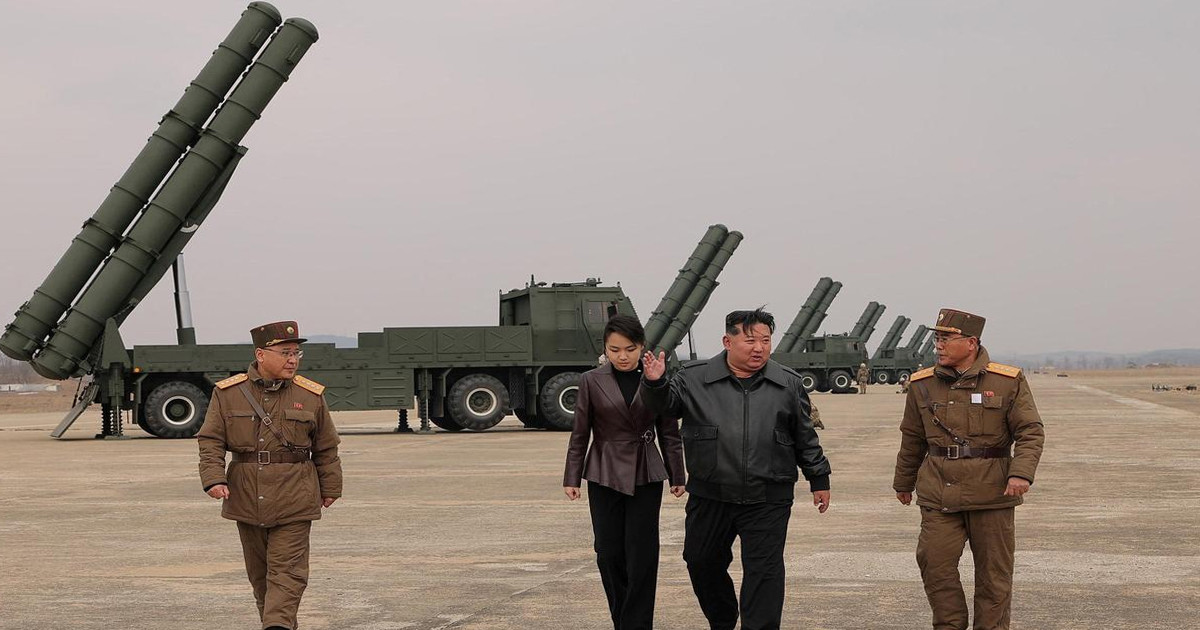 কন্যা জু’র সাথে উ.কোরিয়ার রকেট লাঞ্চার পরীক্ষা প্রত্যক্ষ করলেন কিম