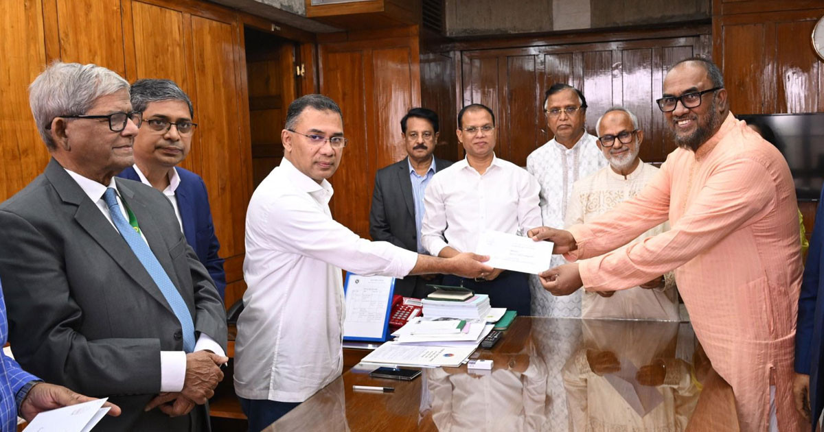 সিটি করপোরেশনের পরিচ্ছন্নতাকর্মীদের ৫ হাজার টাকা করে ঈদ উপহার দিলেন প্রধানমন্ত্রী