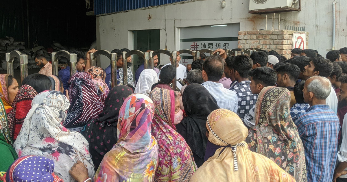 ধামরাইয়ে বেতন-বোনাসের দাবিতে শ্রমিকদের বিক্ষোভ