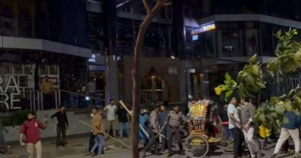 মধ্যরাতে রিকশাচালককে ভবনের ভেতর লুকিয়ে রাখার অভিযোগে উত্তরায় ধাওয়া-পাল্টা ধাওয়া