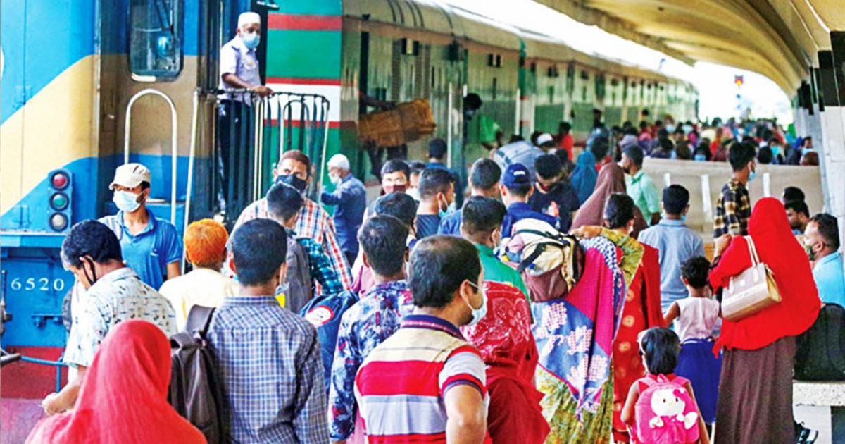 ঈদযাত্রা: ট্রেনে স্বস্তি, মহাসড়কে ধীরগতি