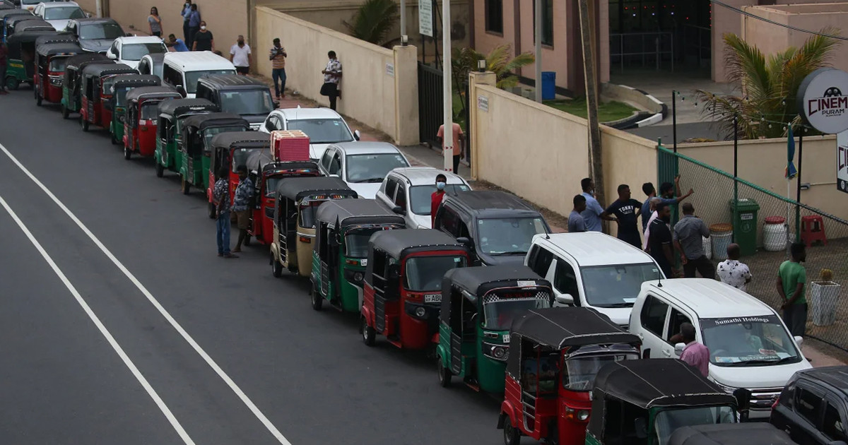 জ্বালানী সংকট মোকাবিলায় সাপ্তাহিক ছুটি ৩ দিন করলো শ্রীলঙ্কা