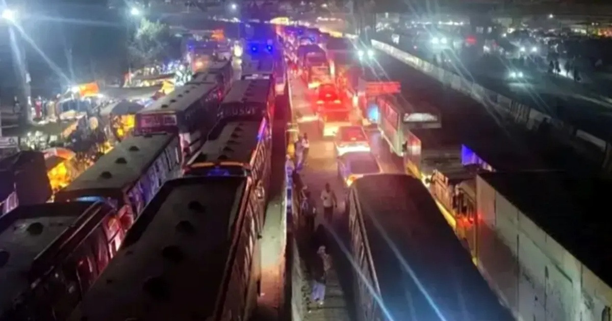 ১০ কিলোমিটার যানজট, রাস্তায় বিপাকে ঘরমুখী মানুষ