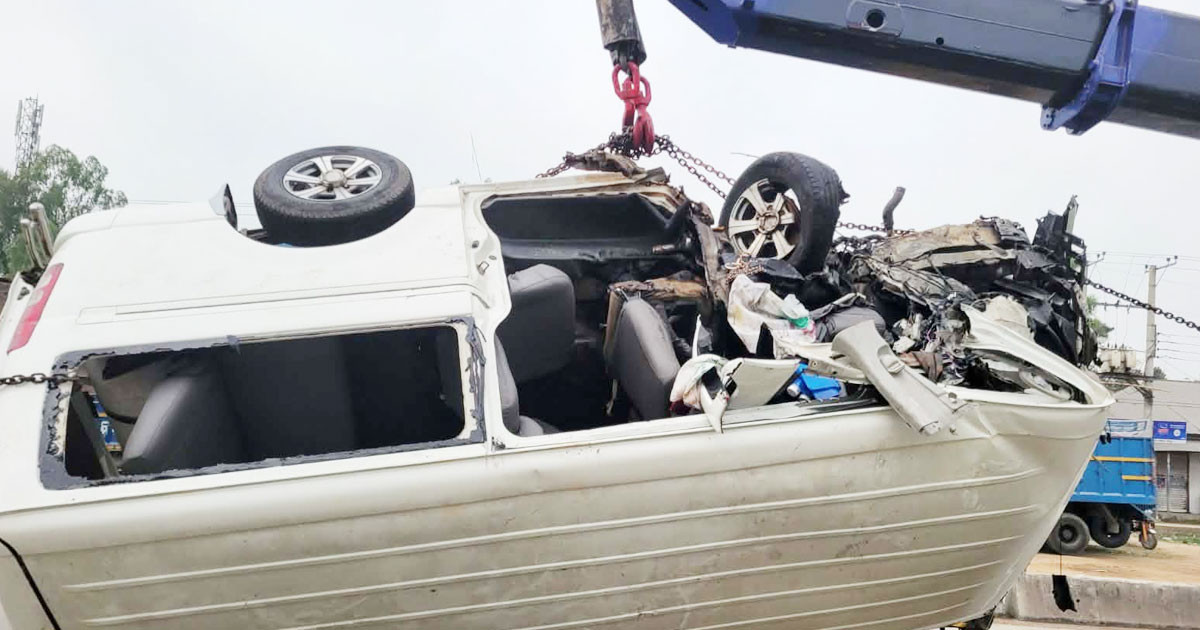 বগুড়ায় মাইক্রোবাস নিয়ন্ত্রণ হারিয়ে নিহত ৩