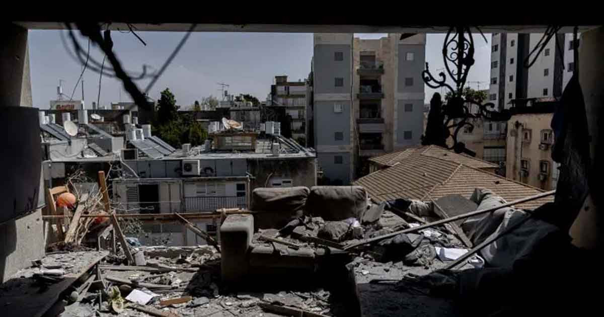 তেল আবিবে ইরানি ক্ষেপণাস্ত্রের ঝড়