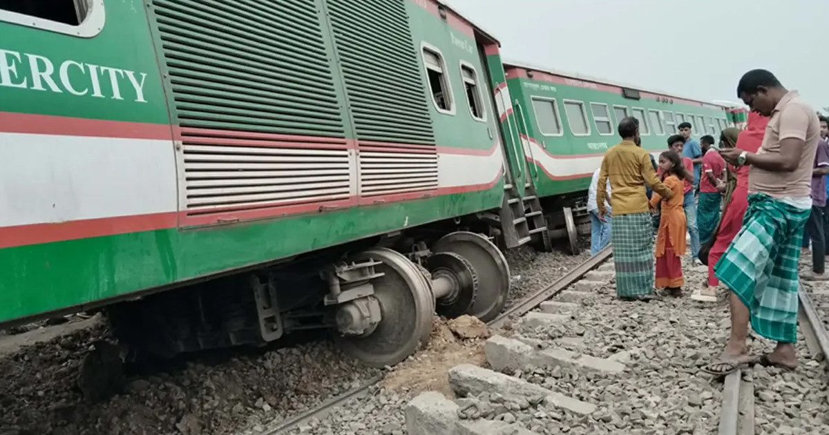 চালকের অবহেলায় ট্রেনের বগি লাইনচ্যুত, সহকারী স্টেশন মাস্টার বরখাস্ত