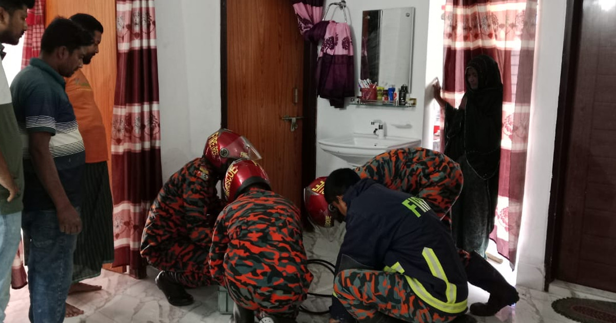 বেডরুমে আটকা পড়েছিল শিশু, ফায়ার সার্ভিসের তৎপরতায় উদ্ধার