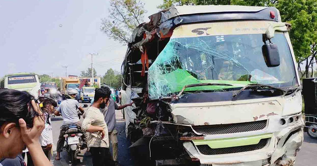 বাসের ত্রিমুখী সংঘর্ষে নিহত ১, আহত ১৫
