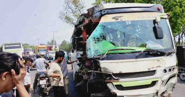 বাসের ত্রিমুখী সংঘর্ষে নিহত ১, আহত ১৫
