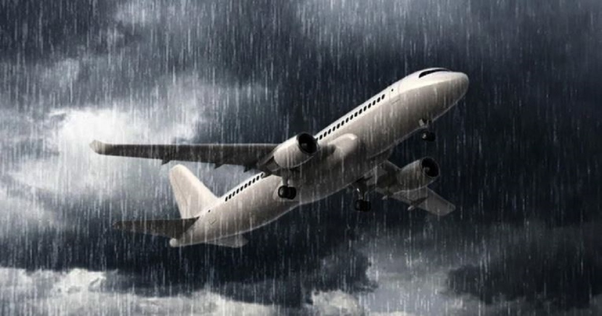 বৈরি আবহাওয়ার কারণে ঢাকাগামী ৫ ফ্লাইট চট্টগ্রামে অবতরণ