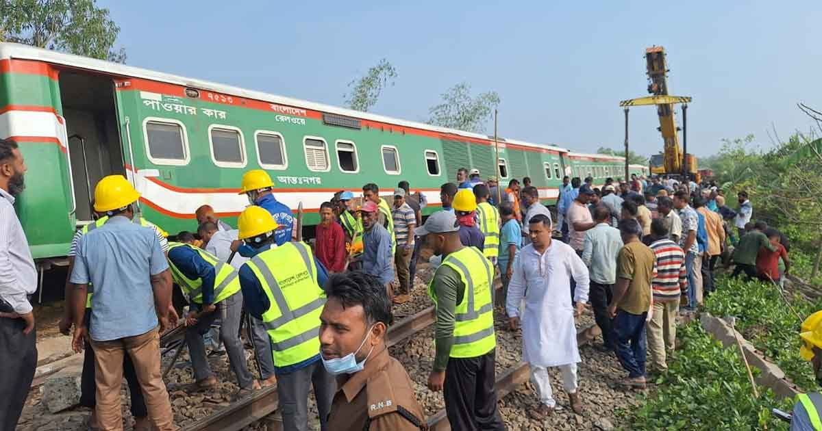 এখনো চলছে বগিগুলো উদ্ধারের কাজ, যাত্রী পারাপারে বিকল্প পন্থা