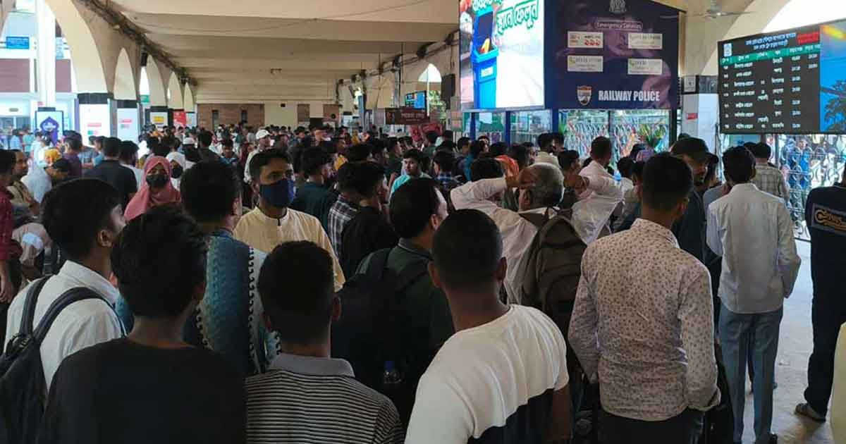 শিডিউল বিপর্যয়ে স্থবির ঢাকা রেলওয়ে স্টেশন, অনিশ্চিত নীলসাগর