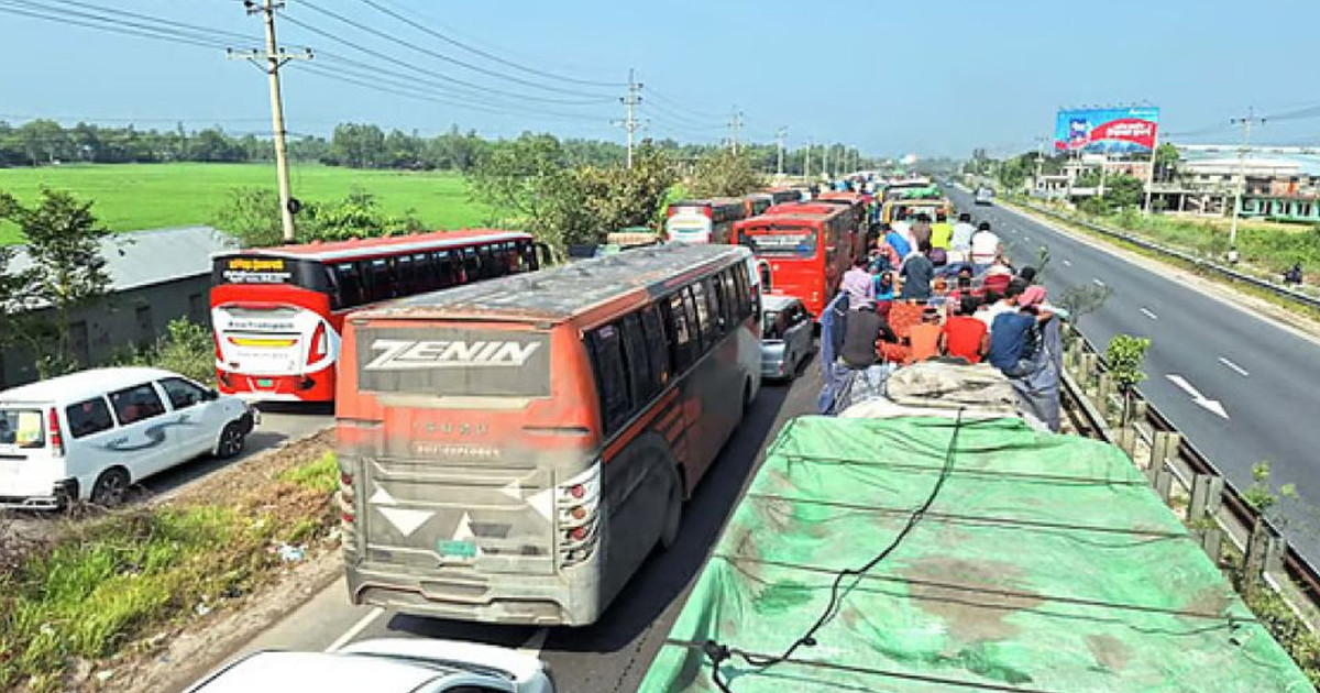 ঢাকা-টাঙ্গাইল মহাসড়কে ২০ কিলোমিটার জুড়ে ধীরগতি, ভোগান্তিতে ঘরমুখো মানুষ