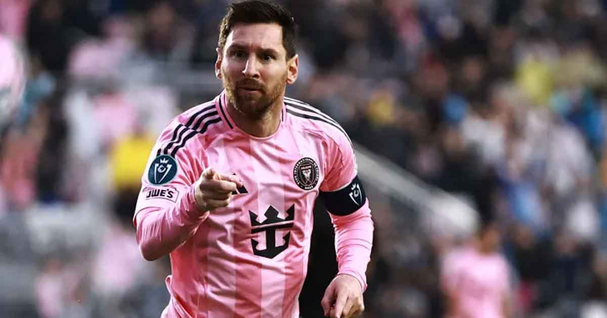 রোনালদোর চেয়ে ৯৪ ম্যাচ কম খেলে ৯০০ গোলের মাইলফলক ছুঁলেন মেসি