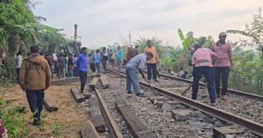 বগি উদ্ধার হলেও চলছে লাইন মেরামতের কাজ, যাত্রী পারাপারে বিকল্প পন্থা
