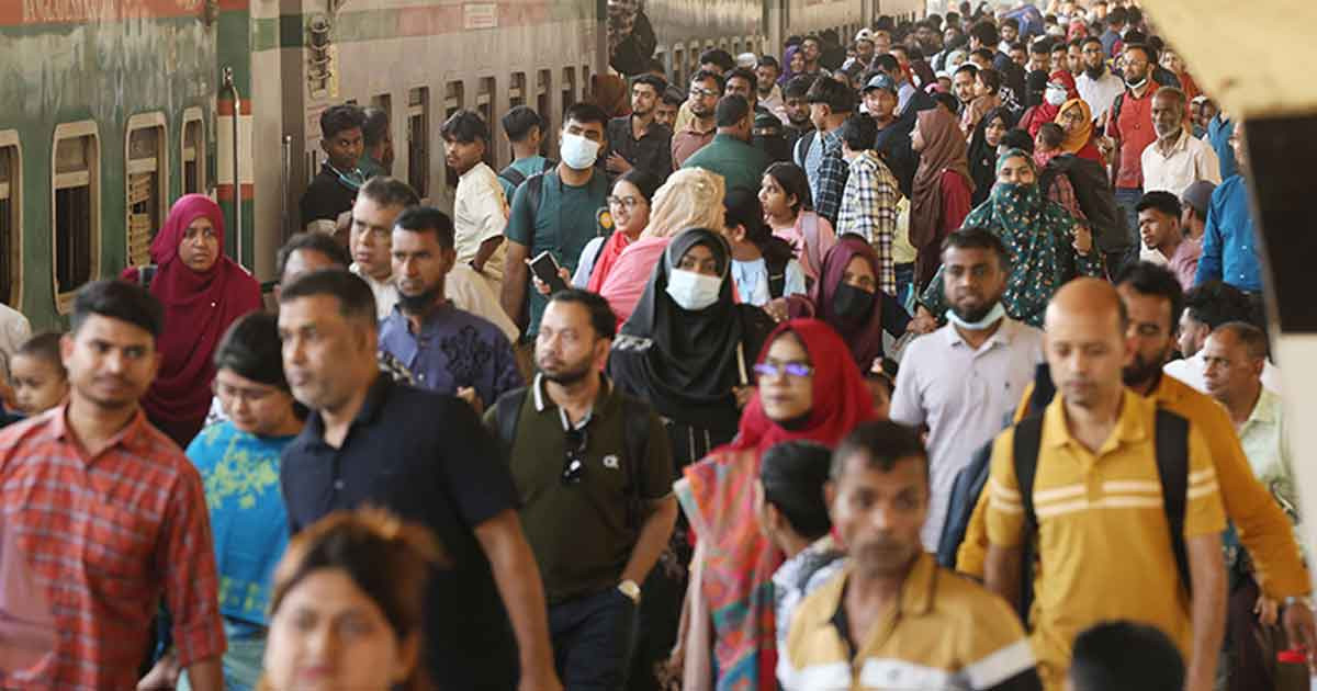 ঈদযাত্রার শেষ দিনেও কমলাপুরে উপচেপড়া ভিড়