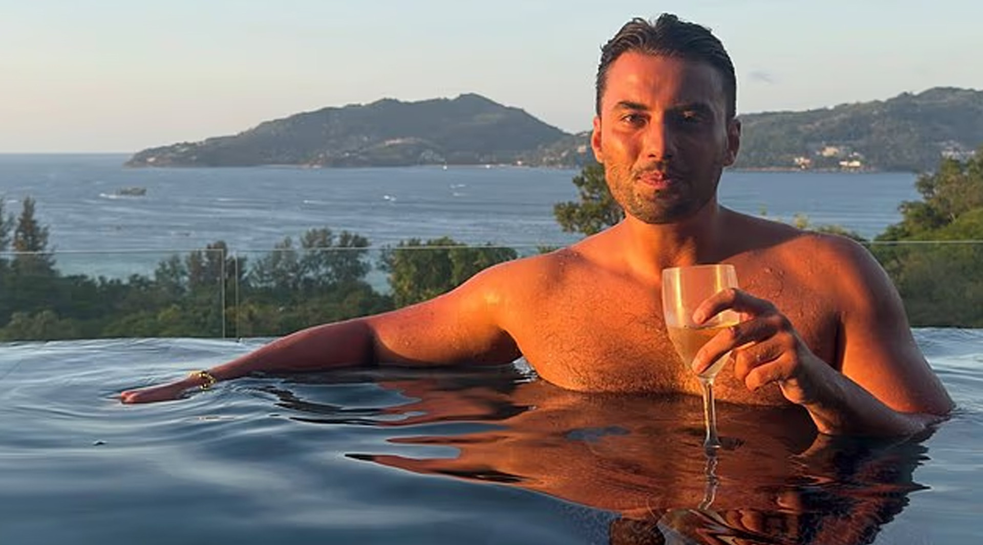 নর্দমা থেকে অভিনেতার মরদেহ উদ্ধার