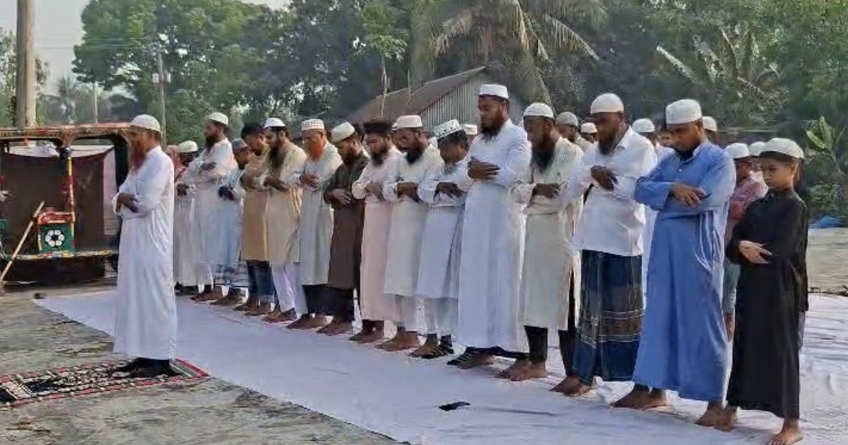 ধামরাইয়ে সৌদির সঙ্গে মিল রেখে ঈদের নামাজ অনুষ্ঠিত