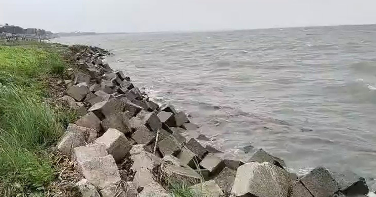 হঠাৎ ঝড়ে পদ্মায় ৬ হাজার ব্যাগ সিমেন্টসহ ৩ ট্রলার ডুবি