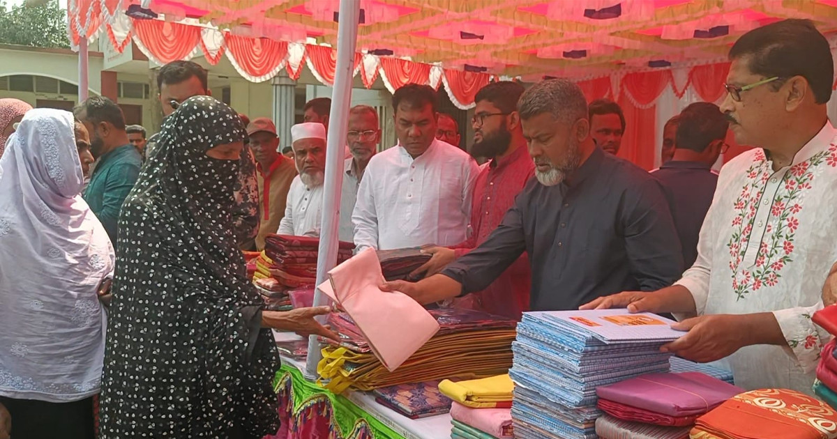 নওগাঁয় দেড় হাজার মানুষের মাঝে প্রধানমন্ত্রীর ঈদ উপহার বিতরণ