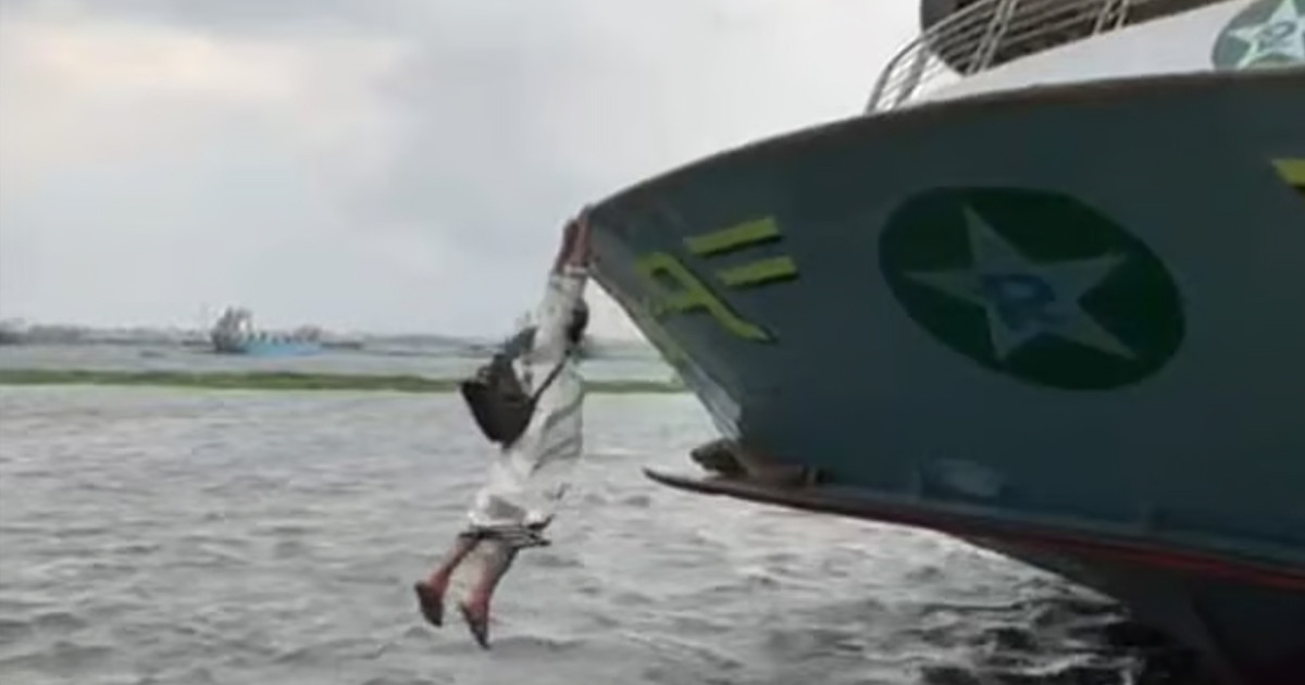 মুন্সিগঞ্জে লঞ্চ থেকে নামতে গিয়ে নদীতে পড়লেন যাত্রী