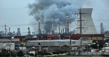 ক্ষেপণাস্ত্র হামলায় ইসরায়েলের তেল শোধনাগারে আগুন