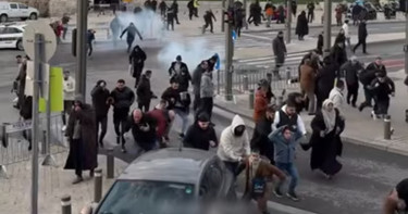 পবিত্র আল-আকসায় ঈদের নামাজে আসা মুসল্লিদের ওপর ইসরায়েলি হামলা