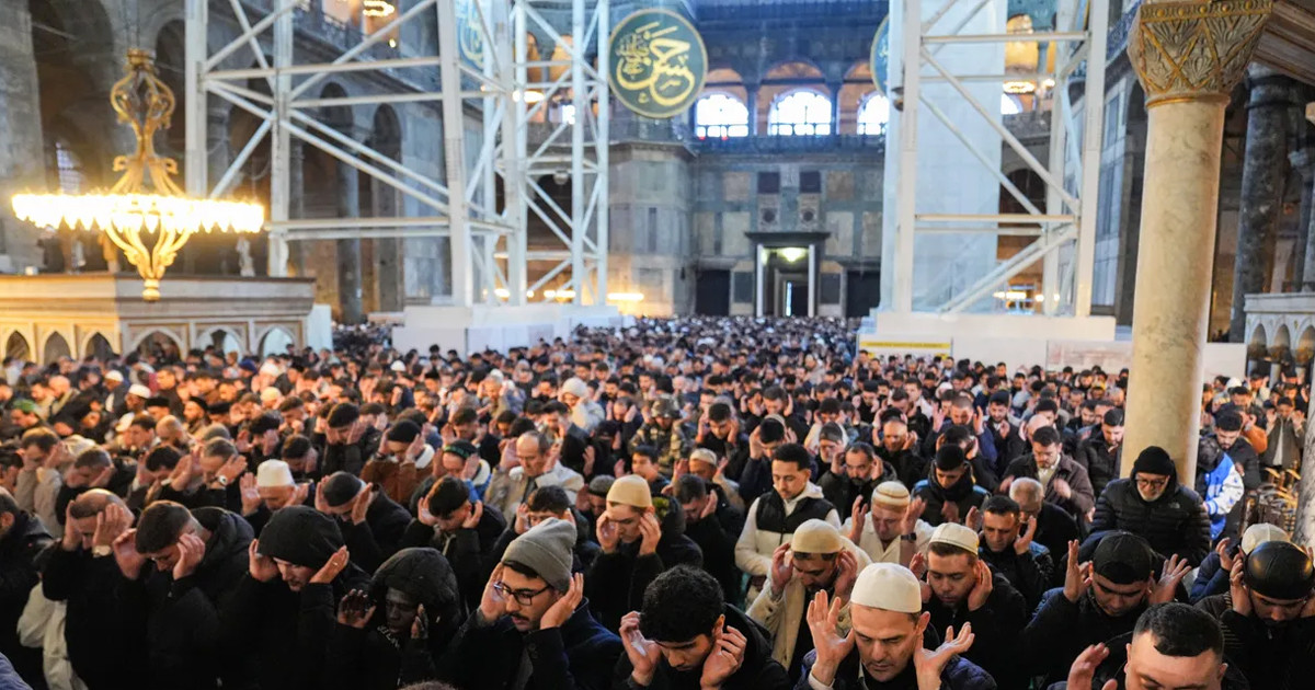 হুমকি উপেক্ষা করে ঈদ উদ্‌যাপন, ইরানের মসজিদগুলোতে মানুষের ঢল