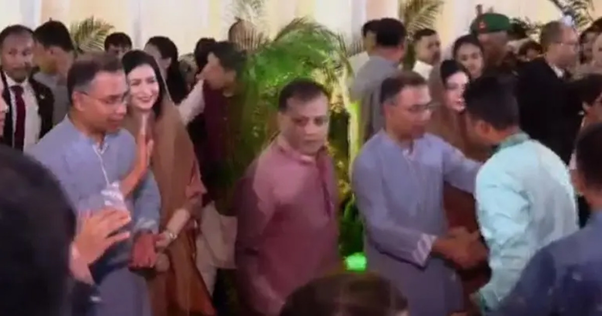 সর্বসাধারণের সঙ্গে ঈদুল ফিতরের শুভেচ্ছা বিনিময় করছেন প্রধানমন্ত্রী