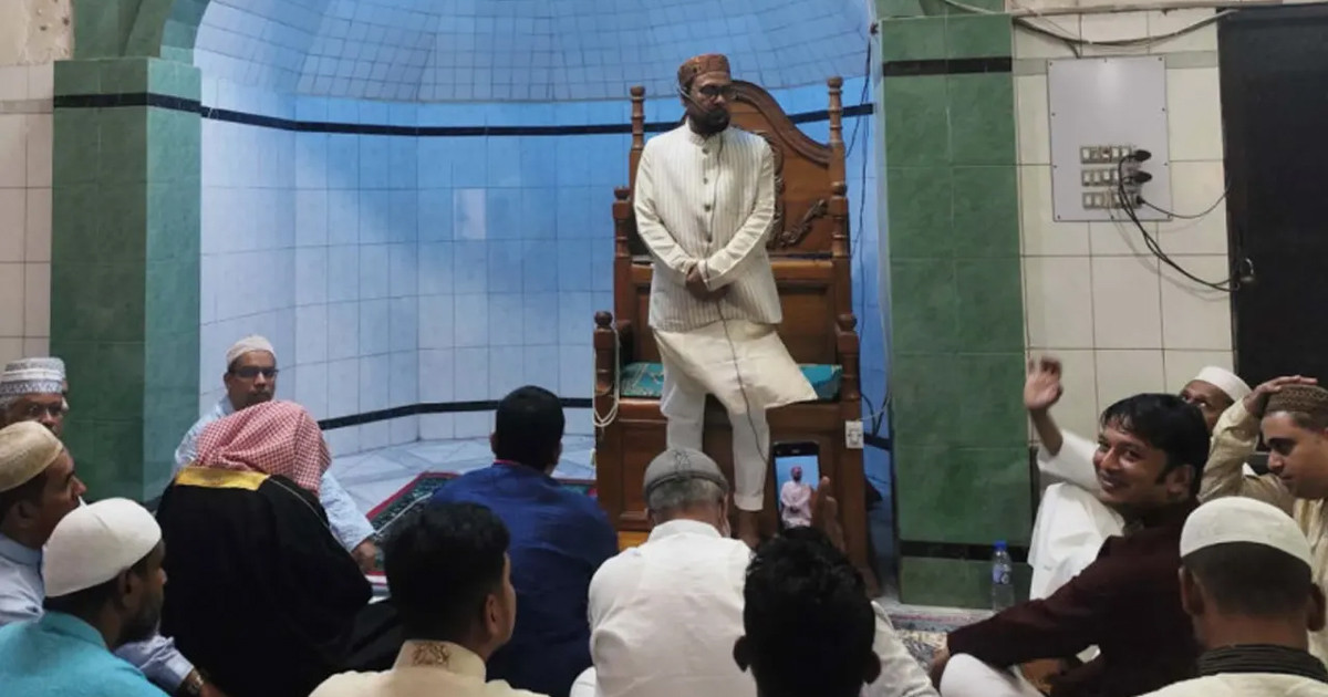 জবিতে ঈদ জামাতে ইমামতি করলেন উপাচার্য