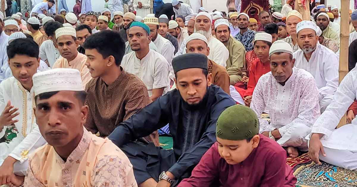 বগুড়ায় বাবা-সন্তানকে নিয়ে ঈদগাহ মাঠে মুশফিক